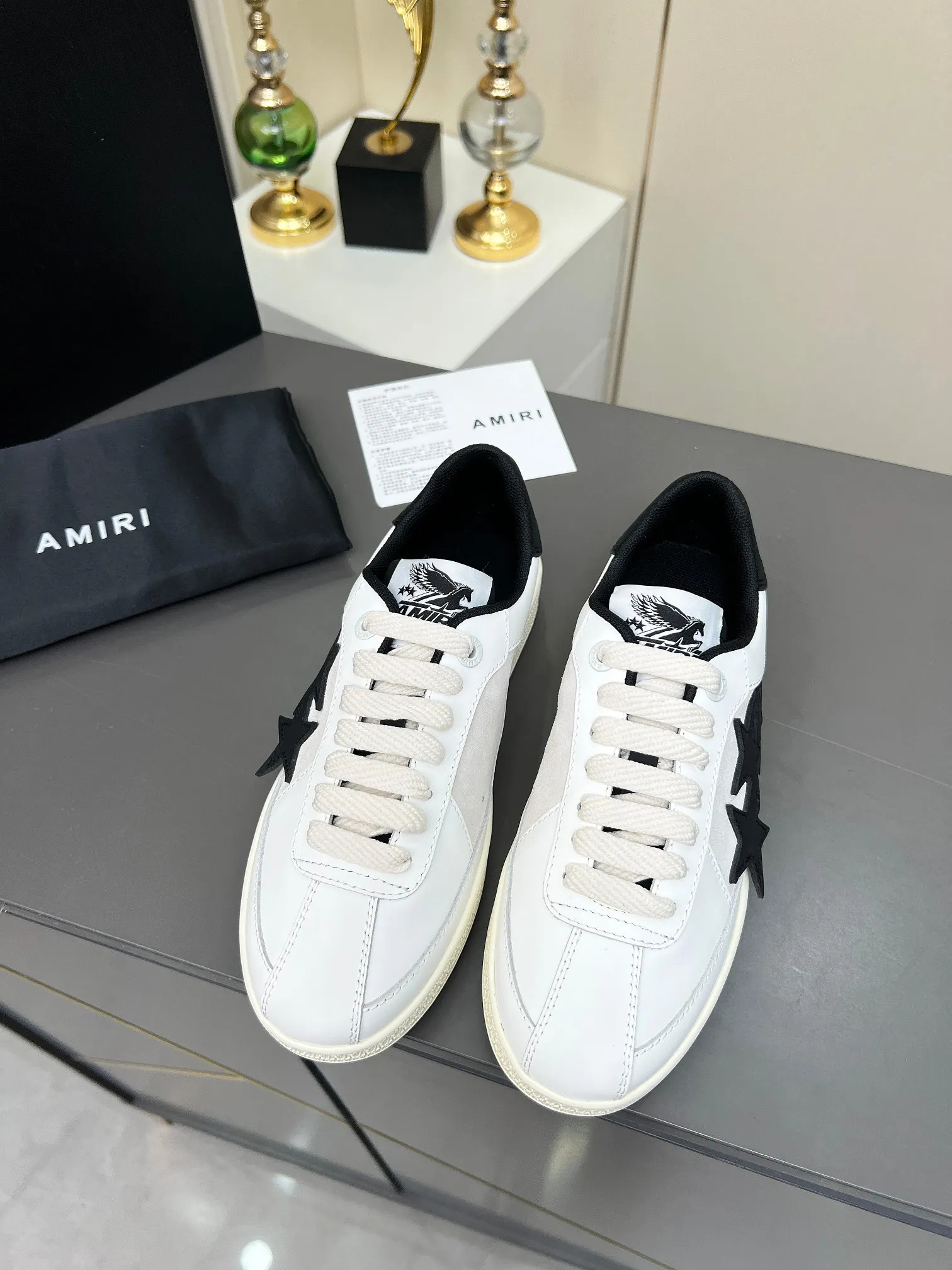 Men's Men's Shoes 💰580 Bone Shoes · AMIRI Skel-Top AMIRI 🔥 launches a new "ThePacific" series of low-top casual sports moral training shoes in the early spring of 2025. This iconic shoe covers men's and women's shoes, drawing inspiration from the brand's classic sports style and elegantly integrating West Coast style. "The Pacific" contrasting five-pointed star series is rooted in Amiri's unique California genes, showing the freedom and leisure atmosphere of the West Coast. This series launches two styles that incorporate the brand's iconic elements: the leather version is made of pure white leather with a same-color sole, and is embellished with star patterns on the side of the shoe, just like the bright starry sky of California. The black and ocean blue colors are shared by men and women, and there is also a red star model exclusive for men and a light pink star model exclusive for women. The suede model is decorated with the brand's classic bone pattern on the side of the shoe. The rubber sole and suede fabric complement each other. The color scheme covers black, chocolate and sand, and is suitable for both men and women. Made of imported cowhide and decorated with bone pieces on the sides of the upper, it is novel and unique and has a good three-dimensional effect! High-density breathable mesh lining + original molded TPU outsole 🙏 Recommended by celebrities, bloggers and internet celebrities, 🚵🏻 an indispensable item for shopping, partying and traveling. One of the most unmissable sneakers in 2025 ✦Color: 10 colors available ✦Size: Women’s size 35--40 ✦Size: Men’s size 39--45